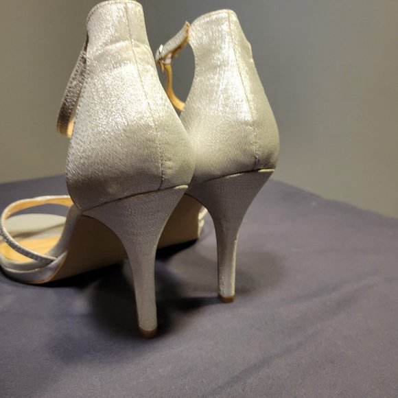 WOMENS BADGLEY MISCHKA AMERICAN GLAMOUR SILVER GLITTER HEELS - NEW WITH BOX!!! - Picture 13 of 15